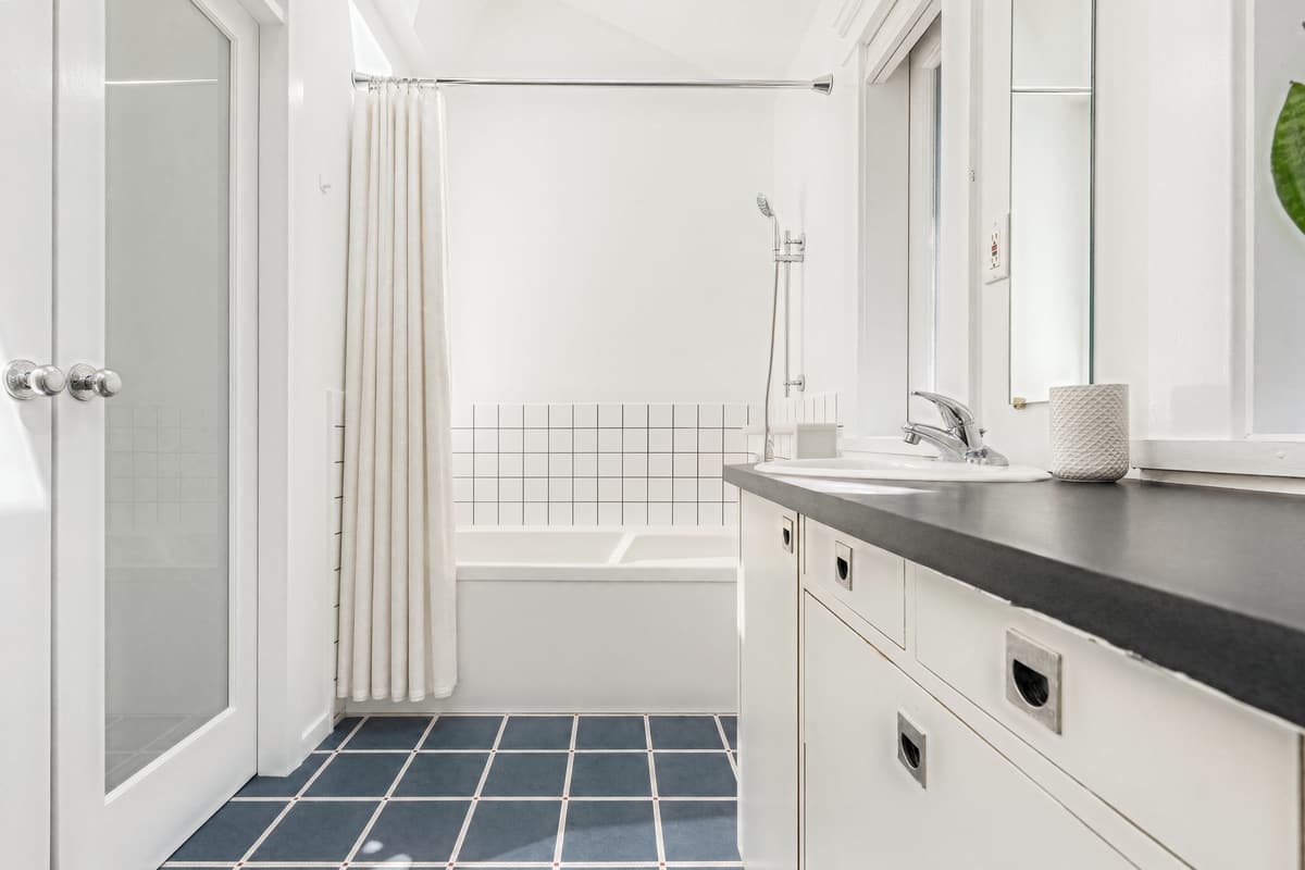 Bathroom, finished with Omidia Finish